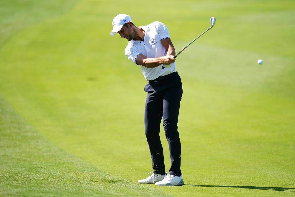 POGLEDAJTE ĐOKOVIĆEVU TEHNIKU GOLF UDARCA: Novak poneo i rekete, svi se smejali kad su videli zašto! (VIDEO)