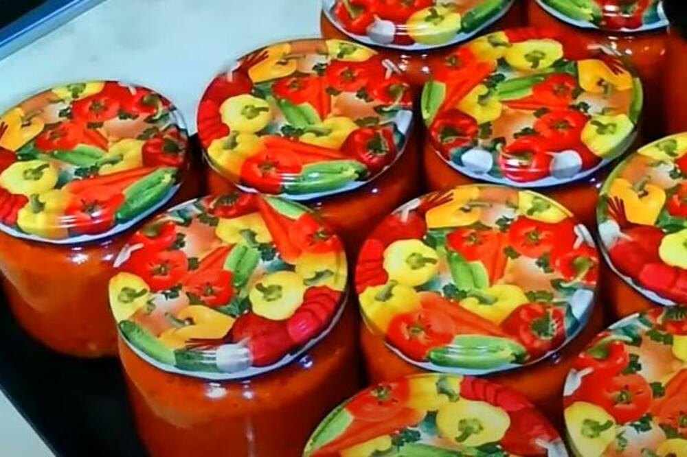 DOMAĆICE SA JUGA SRBIJE OVAKO PRAVE LESKOVAČKI AJVAR: Najukusnija zimnica - recept znaju samo one