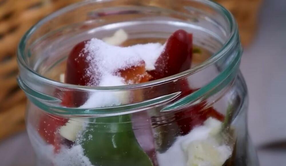 So u tegli sa paprikama, lovorom i belim lukom