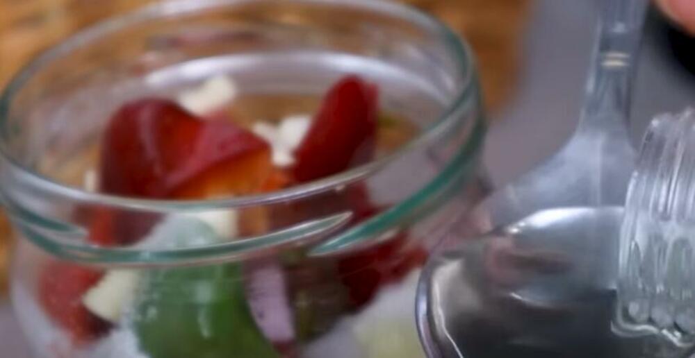 Sirće u tegli sa paprikama, lovorom i belim lukom