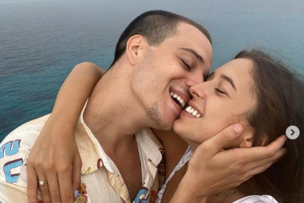 NAJVEĆI BALKANSKI ZAVODNIK ZAPROSIO VODITELJKU PRVE: Ona se pohvalila PRSTENOM, svaka žena bi da je na njenom MESTU