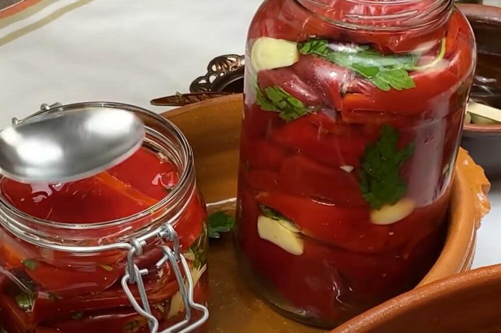 KISELA PEGLANA PAPRIKA U TEGLI: Najstarija zimnica - naši preci su ovaj recept prenosili sa kolena na koleno