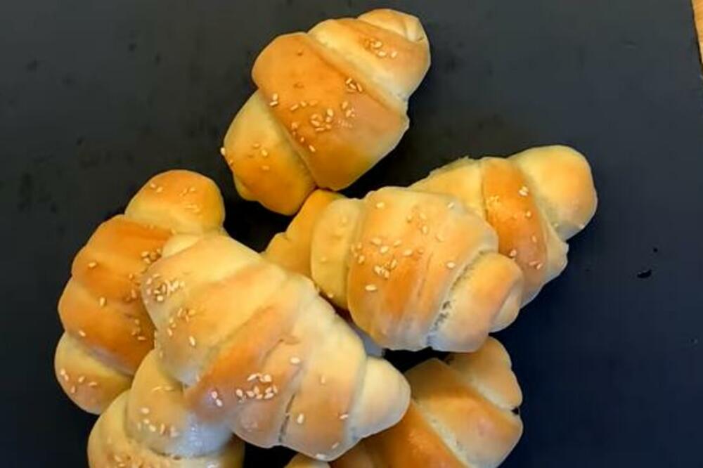 OVE KIFLICE SE SPREMAJU ZA SAMO POLA SATA: Nema jaja, mleka, ni maslaca - a mekše i ukusnije niste probali