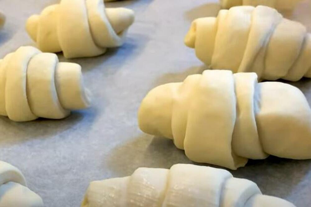 PRAVE DOMAĆINSKE KIFLICE KAKVE U NAM BAKE SPREMALE U DETINJSTVU: Ovu caku su koristile da bi TESTO BILO MEKANO