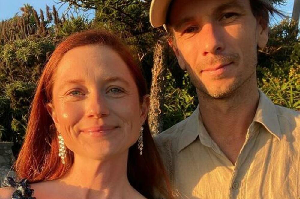 DIVNA VEST! GLUMICA SE PORODILA KOD KUĆE: Na svet donela DEČAKA sa zanimljivim i čudnim IMENOM