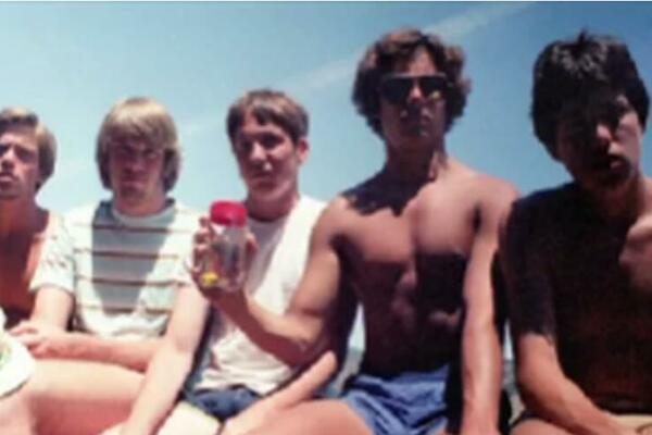 PRIJATELJI SU SE SLIKALI NA ISTI NAČIN 40 GODINA: Evo kako su izgledali 1982. a kako SADA, MILIONI LAJKOVALI (FOTO)