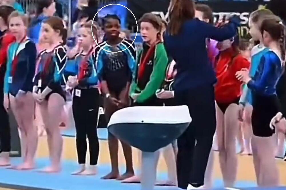 OVO SLAMA SRCE: Devojčica je čekala i čekala... Ali SAMO NJU su preskočili - još više BOLI kad znamo zašto! (VIDEO)