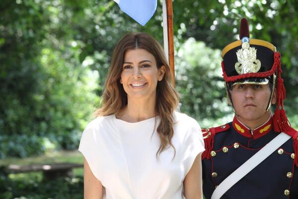 NJEN ŽIVOT JE PUN OBRTA, A VAŽI ZA NAJLEPŠU PRVU DAMU: Javnost joj NIJE DALA MIRA, a sada sve muči OVA MISTERIJA