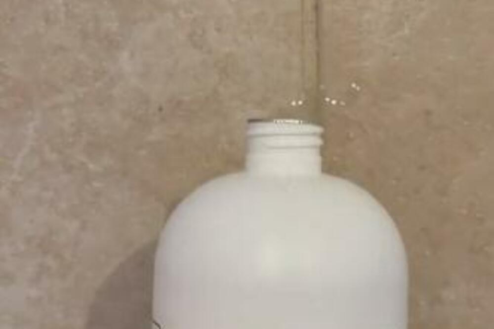 SLUČAJNO JE PROSULA OVO SREDSTVO PO PLOČICAMA: Nije ni sanjala šta će se DESITI za SAMO MINUT (VIDEO)