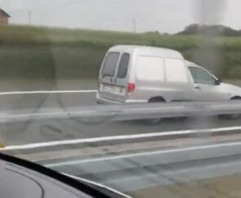 Snimak vožnje u Srbiji ledi krv u žilama: Vozač se igra sa životom i to bukvalno (VIDEO)