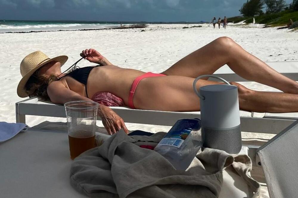 DA LI JE MOGUĆE DA JE OVA BOMBETINA DANAS NAPUNILA 55 GODINA? Muški san ne stari, a žene će biti LJUBOMORNE