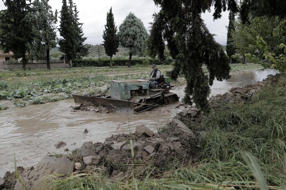 "POTPUNO SAM UNIŠTEN, NIŠTA NIJE OSTALO": Strahovti prizori u Grčkoj, ljudima kuće POPLAVLJENE, širi se SMRAD