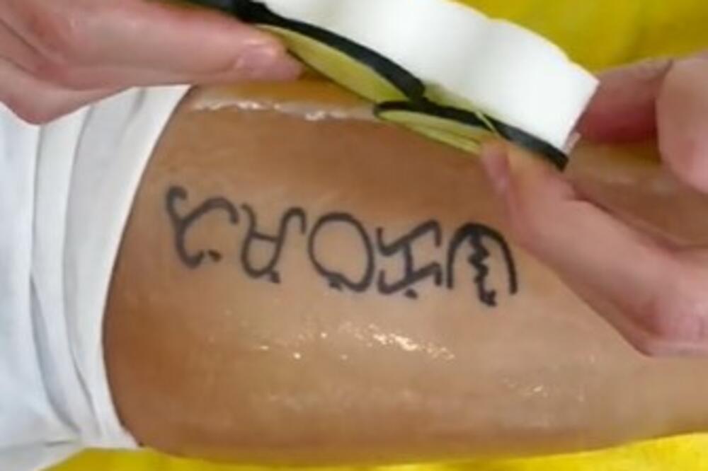 SNIMILA KAKO KOD KUĆE UKLANJA TETOVAŽU: Ljudi se POSVAĐALI na mrežama zbog toga! Šta rade OVO, bre? (VIDEO)