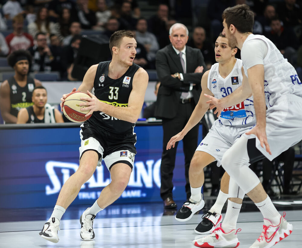 Danilo Anđušić (levo) na utakmici Partizana i podgoričke Budućnosti u ABA ligi u sezoni 2023/24