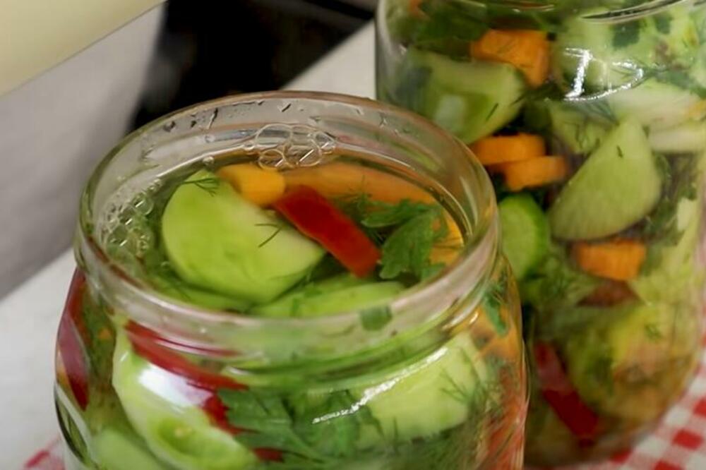 AKO STAVITE OVU TEČNOST U TURŠIJU, STAJAĆE DO SLEDEĆE SEZONE BEZ KONZERVANSA: Tu CAKU znaju samo ISKUSNE domaćice