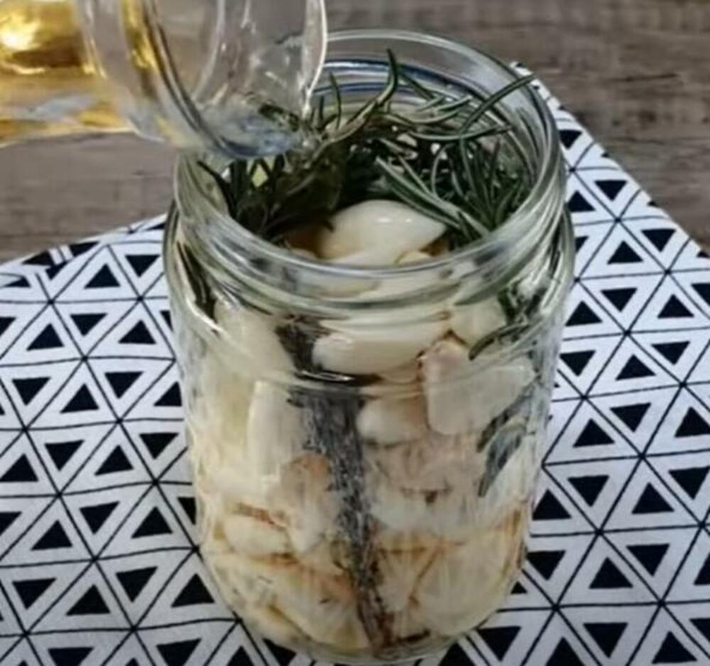 Sirće u tegli sa belim lukom