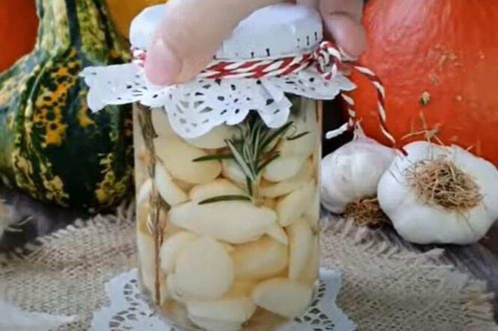 UKISELJENI BELI LUK U TEGLI: Najbolja zimnica - recept naših starih je prost kao pasulj