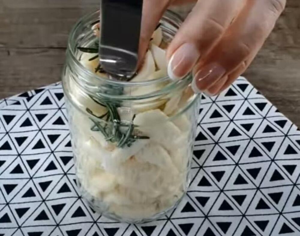 Kiseljenje belog luka u tegli