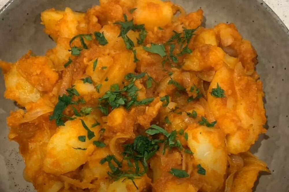 KUVARICA IZ VRTIĆA OTKRILA ŠTA RADI SA KROMPIROM PA GA SVA DECA TAKO SLATKO JEDU: Caka je u 1 CRVENOM začinu