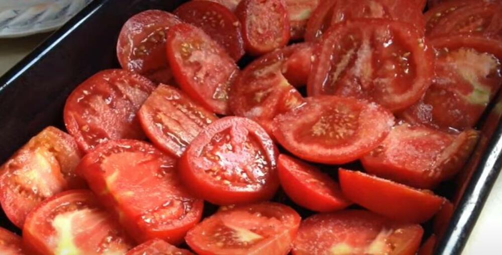 Isečen paradajz u tepsiji