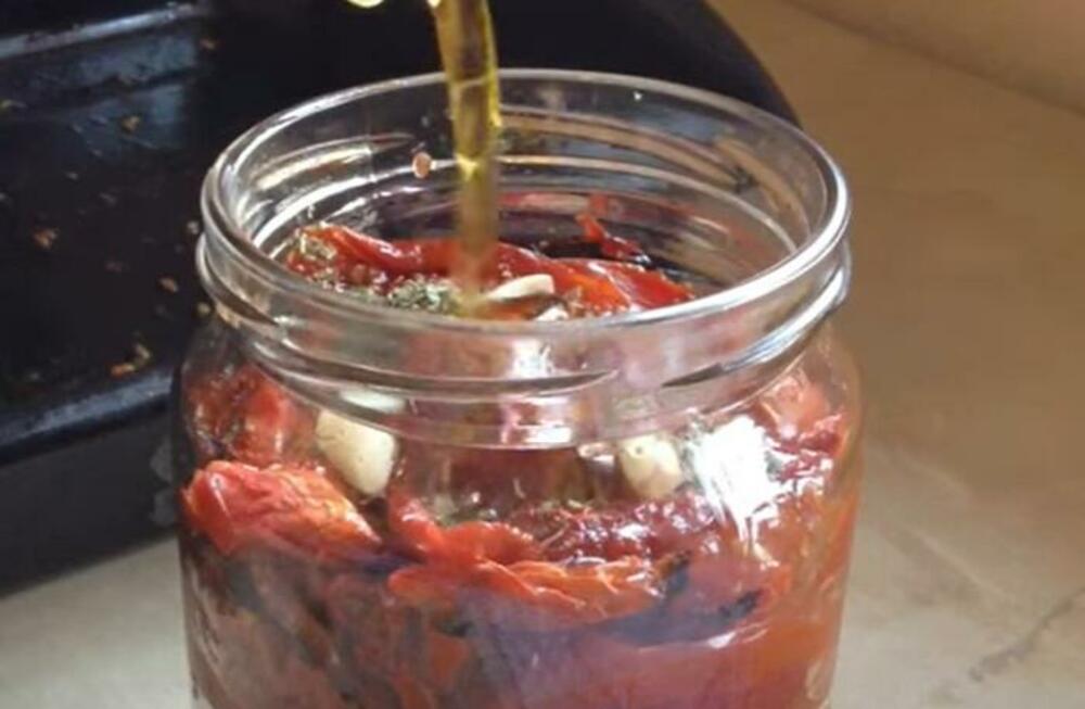 Ulje u pečenom paradajzu u tegli