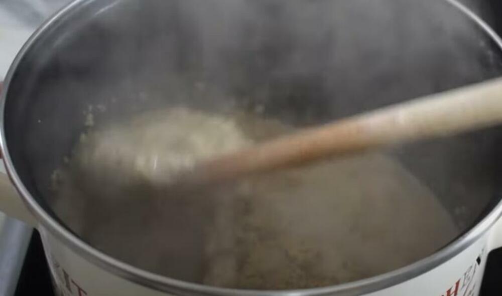 Kuvanje oraha u šerpi sa vodom