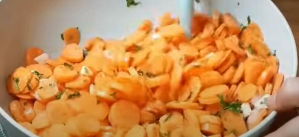 Šargarepa i beli luk u činiji