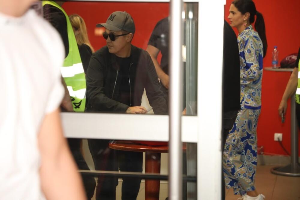 ŠTA SE DEŠAVA? Marija Šerifović TRČEĆI PROLETELA pored novinara, MASKIRANA OD GLAVE DO PETE: Šta joj bi?