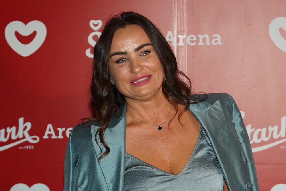 BORKA KAO MILION DOLARA, ŽENA PRKOSI GODINAMA: Majka Aleksandre Prijović sa DEČKOM na koncertu, PAŠĆE VAM VILICA