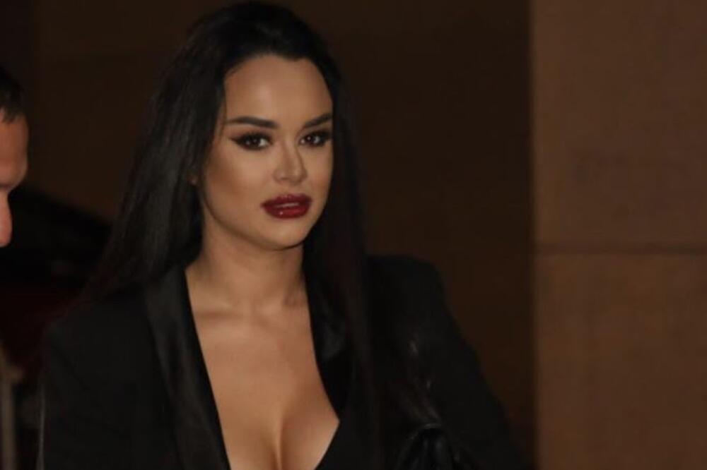 INTIMA ISPALA NA PRAVDI BOGA, KAMERA ŠKLJOCNULA U POGREŠNOM MOMENTU: Srpska pevačica OVAKO obučena došla u BG