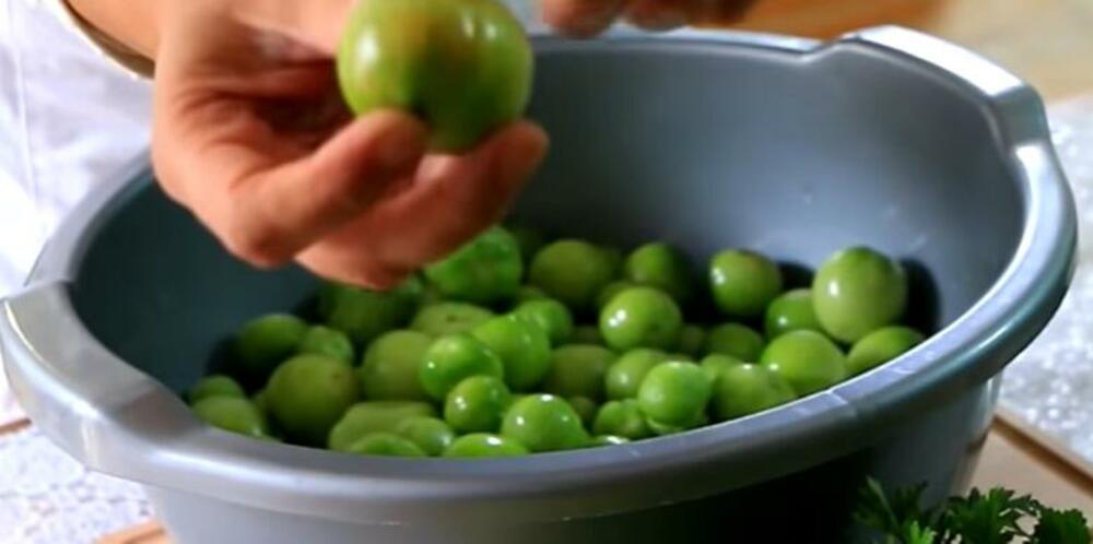 Kiseli zeleni paradajz u tegli