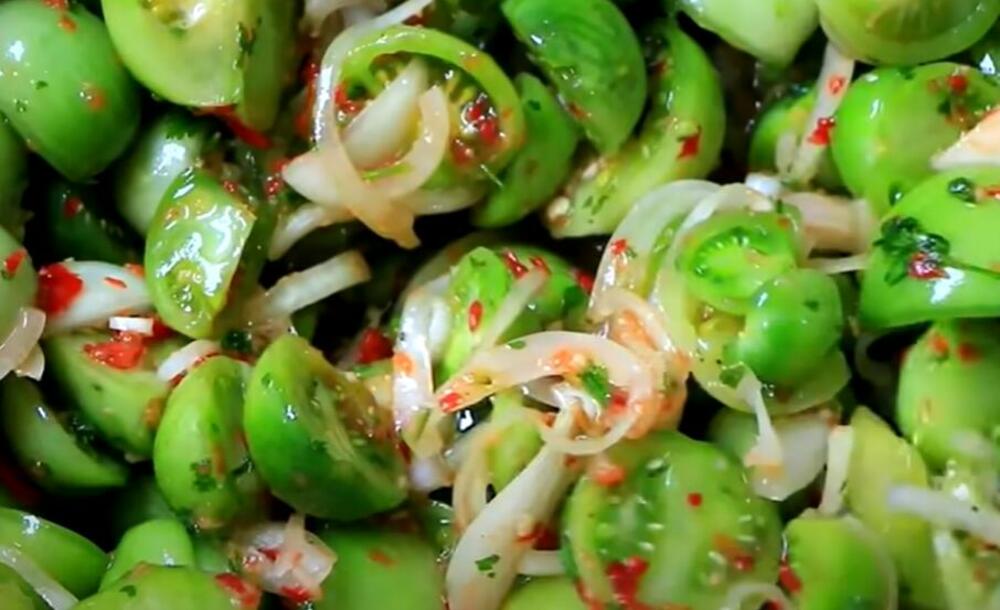 Kiseli zeleni paradajz u tegli