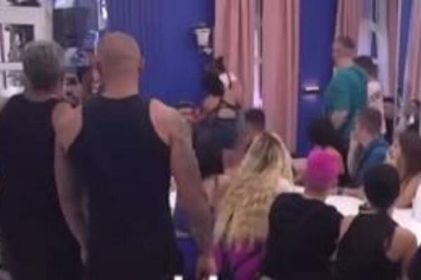 ŠTA TO RADIŠ CRNA ŽENO!? ZADRUGARKA NASRNULA ŠOLJOM NA CIMERA: Ovakav SKANDAL se dugo nije desio (VIDEO)