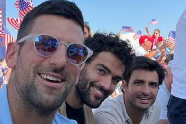 ĐOKOVIĆ I DVA LATINO ŠMEKERA: Novak "opalio" selfi sa kolegama, 1 detalj je svima u centru pažnje! (FOTO)