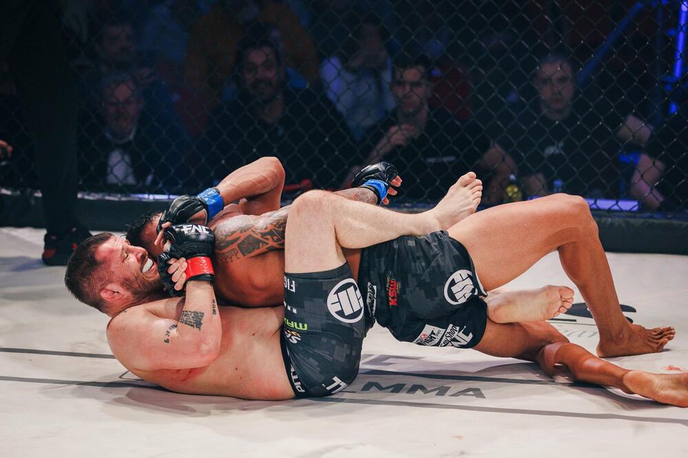 VASO BAKOČEVIĆ OPET IZGUBIO OD BARIJA: "Kroata" gušenjem naterao "Psihopatu" na predaju! (VIDEO)