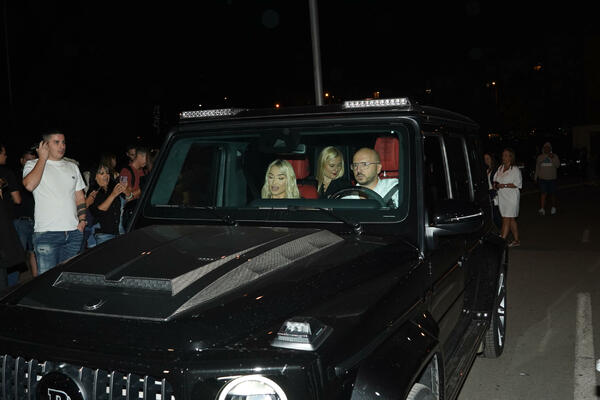 VATRENA PLAVUŠA POKAZALA MUŽA U OZBILJNOJ ZVERINI: Dok je izlazila iz auta BEZ BRUSA umalo nije sve ISPALO, VRUĆE