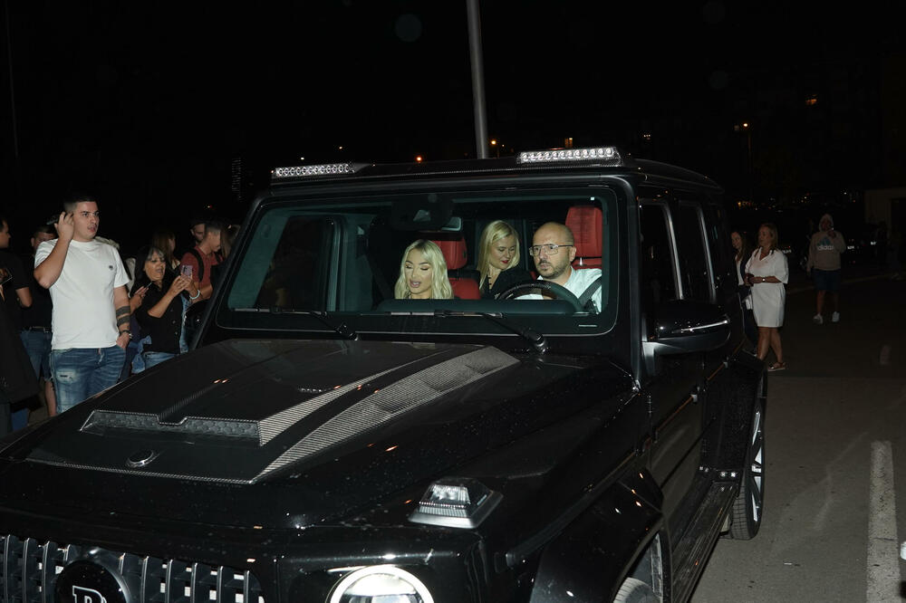 VATRENA PLAVUŠA POKAZALA MUŽA U OZBILJNOJ ZVERINI: Dok je izlazila iz auta BEZ BRUSA umalo nije sve ISPALO, VRUĆE