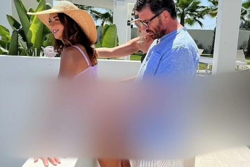 SIMULIRALI SE*S PRED SVIMA? Sramna SLIKA POZNATOG PARA sve zgadila, ONA SE NASLONILA NA OGRADU, a ON IZA NJE...