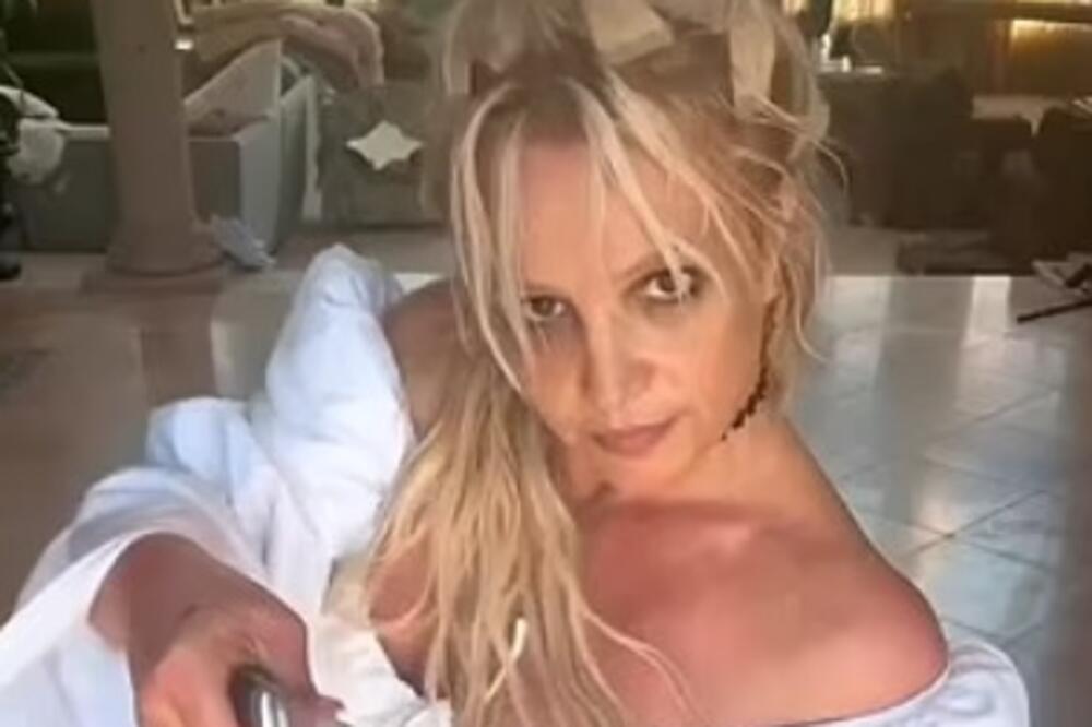 Zabrinjavajući kadrovi iz doma popularne plavuše: Ljudi frapirani u kakvim uslovima živi, jedan detalj baš šokira