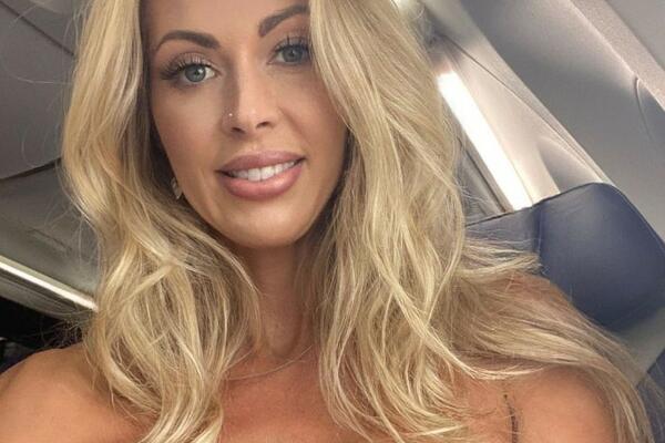 FATALNA PLAVUŠA OTVORILA VRATA DOSTAVLJAČU PICE POTPUNO GOLA: Imali su VRELU NOĆ, a on nije znao KO IH GLEDA (FOTO)