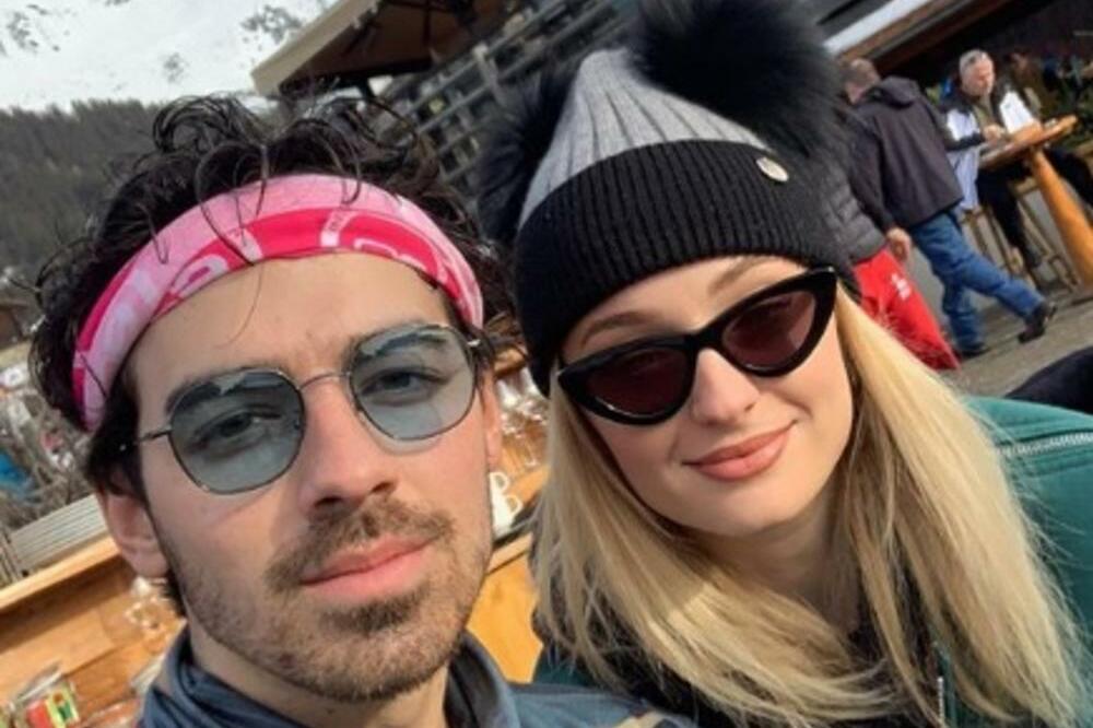 DŽO DŽONAS I SOFI TARNER POSTIGLI DOGOVOR U VEZI STARATELJSTVA NAD DECOM: Oglasili se ZAJEDNIČKIM SAOPŠTENJEM