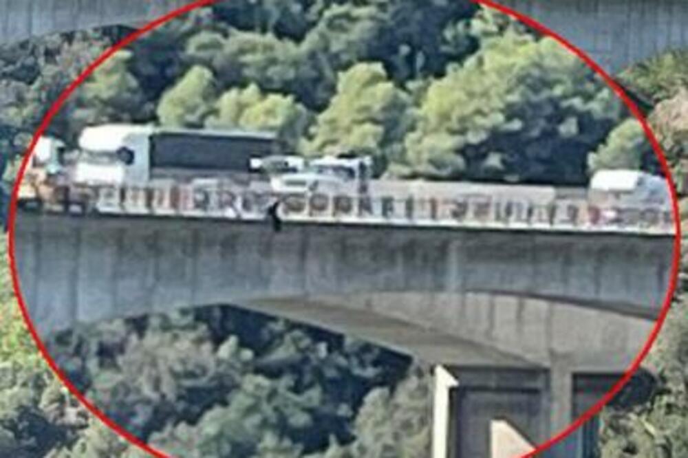 DRAMA U FRANCUSKOJ: Poznati fudbaler SAT VREMENA stajao na ivici mosta - ubedili ga da NE SKOČI!