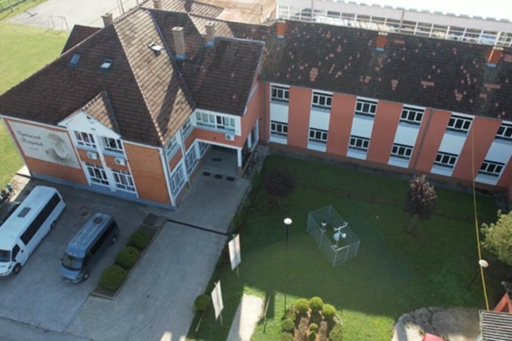 OVO JE JEDINA SEOSKA ŠKOLA U SRBIJI U KOJOJ SU TELEFONI ZABRANJENI I ĐACIMA I NASTAVNICIMA: Šta mislite o tome?