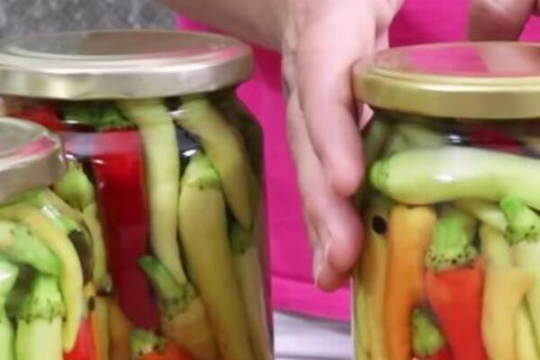 BUGARKE SPREMAJU NAJPIKANTNIJU ZIMNICU: Ljute papričice sa belim lukom u tegli - recept koji se ne zaboravlja