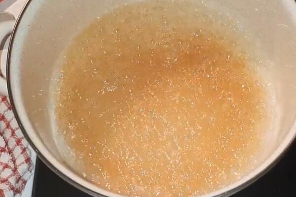 VEĆINA DOMAĆICA UPROPASTI TORTU JER NE UME PRAVILNO DA KARAMELIZUJE ŠEĆER: Samo ovako vam nikada NEĆE IZGORETI