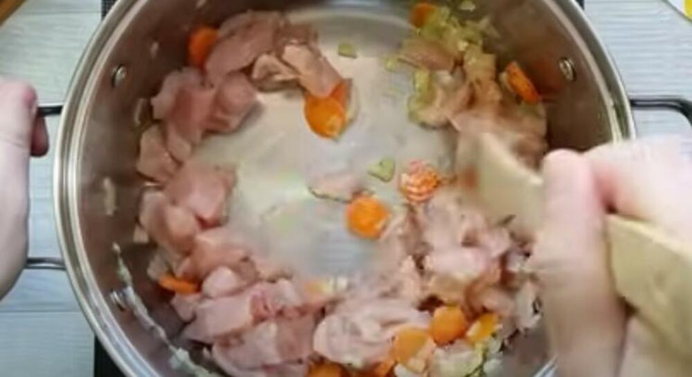 Piletina, crni luk u šargarepa u šerpi