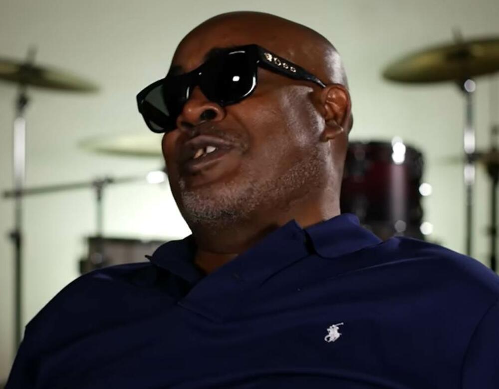 Detektiv Tim Brenan iz Komptona u Kaliforniji je navodno za ubistvo Tupaka Šakura sumnjičio Dejvisa