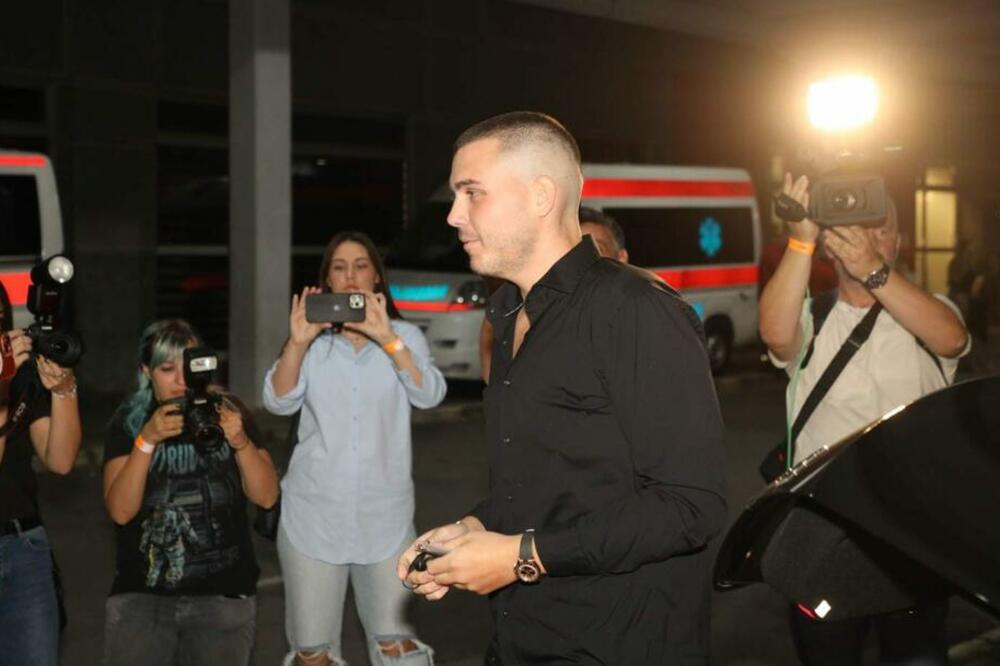 PONOSAN NA SNAJKU OD PODA DO PLAFONA! VIKTOR ŽIVOJINOVIĆ SVIM SRCEM UZ ALEKSANDRU: Porodica na okupu!