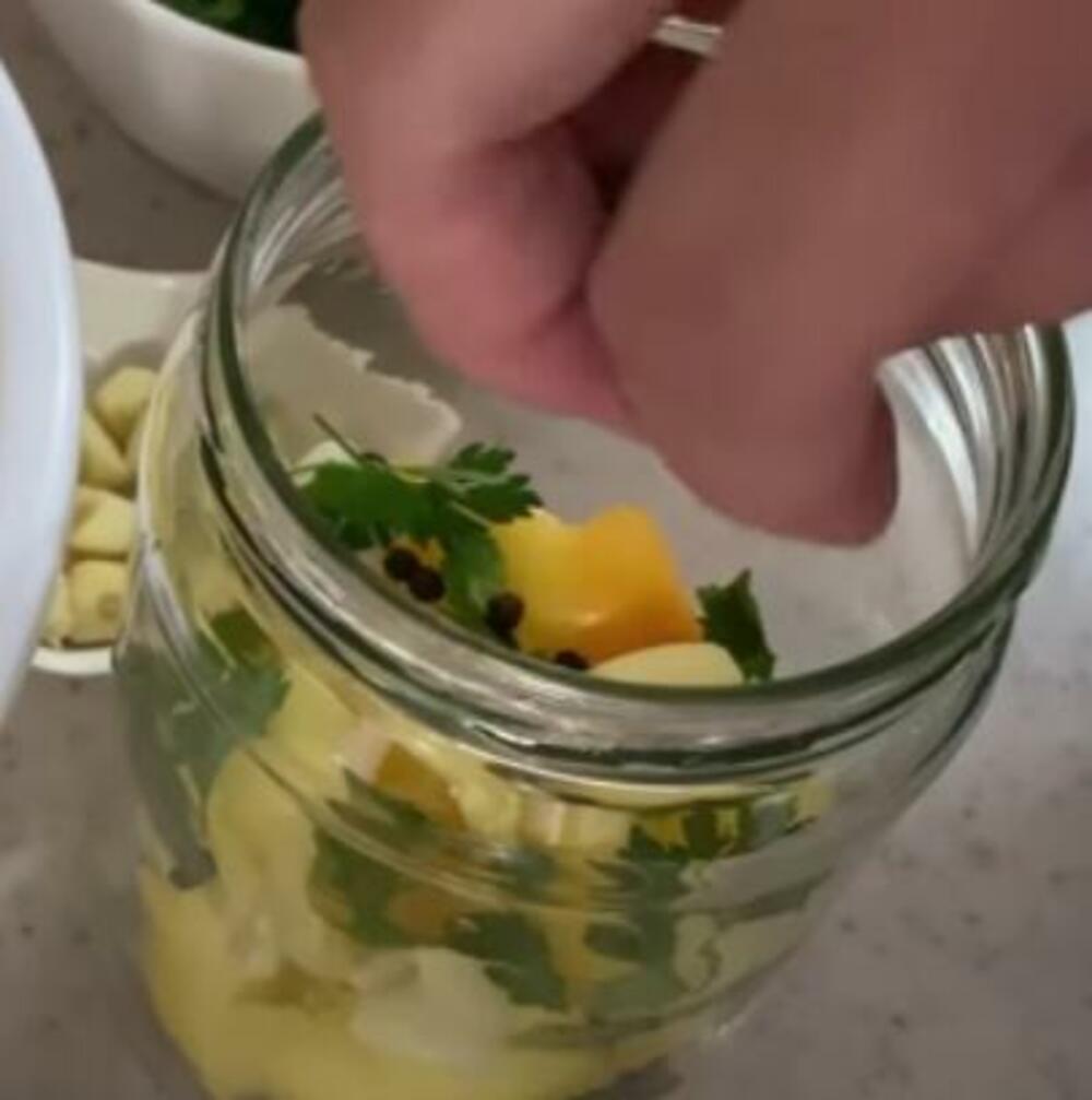 Peršun i beli luk u paprici somborki u tegli