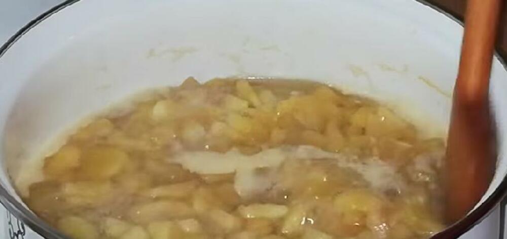 Kuvanje jabuka u šerpi